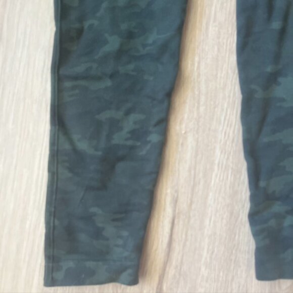 SPANX Camo Leggings Look At Me Now Seamless High Rise Size Large - Picture 2 of 9